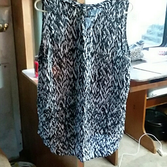 Black and white tank top - Picture 3 of 3